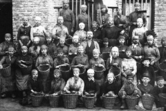 Groupe de trieurs et trieuses de charbon à la fin du XIX ème siècle.