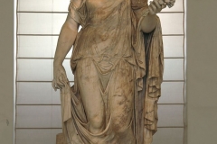 Flora Farnese. Colossal Roman statue, remaking of the imperial age from the Hellenistic original. (Naples, National Archaeological Museum)