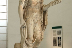 Flora Farnese. Colossal Roman statue, remaking of the imperial age from the Hellenistic original. (Naples, National Archaeological Museum)