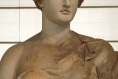 Flora Farnese. Colossal Roman statue, remaking of the imperial age from the Hellenistic original. (Naples, National Archaeological Museum)